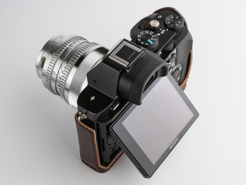 背面は大きく空き、背面モニターのチルトも支障なく操作できる