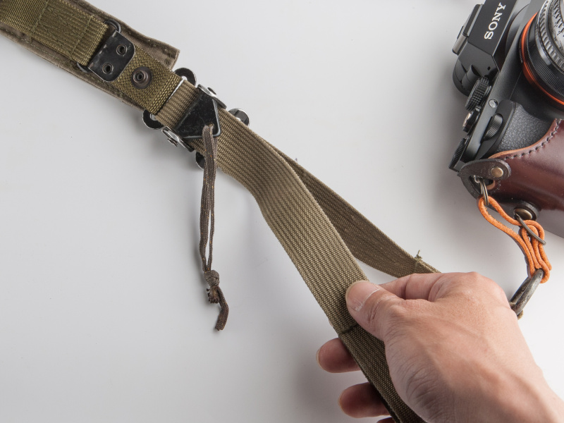 手前のストラップを引っ張ると、ワンアクションで全長が短くなる