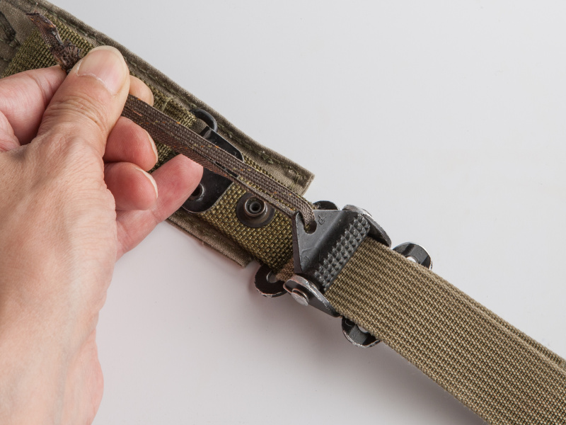 金具に付いた紐を持ち上げてカメラを下げると、ストラップの全長が長くなる