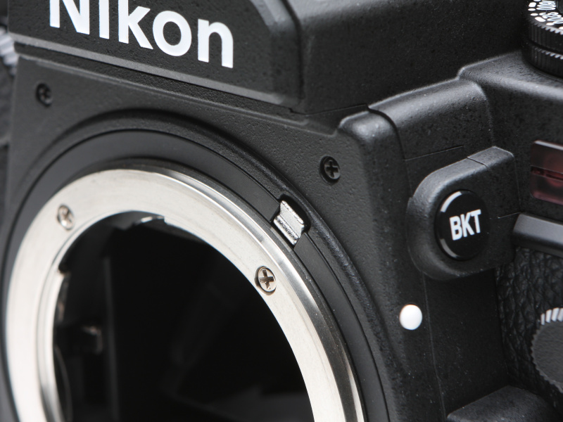 2.露出計連動レバーを跳ね上げる