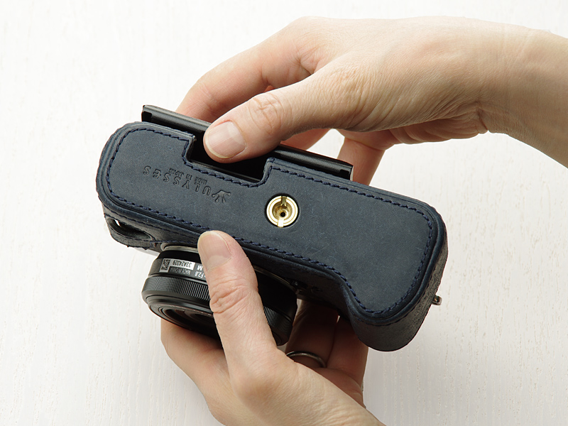 チルト式モニターの跳ね上げに支障がないよう、底面に切り欠きを備えた