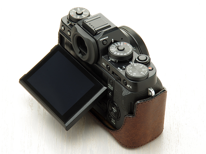 ケースを装着したまま三脚を装着できる