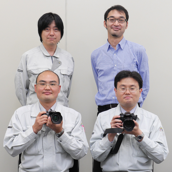 お話を伺ったメンバー。パナソニック株式会社 AVCネットワークス社 イメージングネットワーク事業部 商品技術グループ 画質制御設計チーム チームリーダーの塘知章氏（後列左。画像処理を担当）、同イメージングネットワーク事業部 商品企画グループ 第一商品企画チーム 主事の香山正憲氏（後列右。商品企画を担当）、同イメージングネットワーク事業部 商品技術グループ レンズ制御設計チーム 主任技師の澁野剛治氏（前列左。AF制御技術を担当）、同AVCネットワークス社 AVC技術開発センター コア技術開発2グループ 開発1チーム チームリーダーの河村岳氏（前列右。空間認識技術を担当）