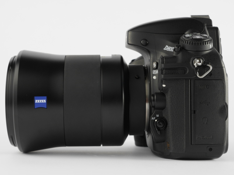 大きなレンズではあるが、D800Eとのバランスは良い印象だ。フォーカスリングはラバー製で滑りにくい。鏡筒にはZEISSのロゴが目立つ