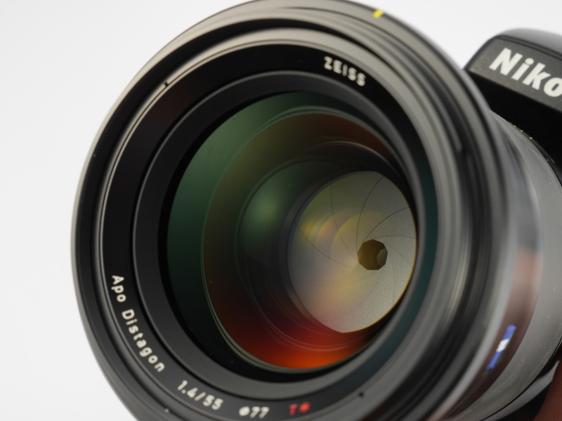 絞り羽根は9枚を採用。真円ではないがとてもきれいな絞りだ。レンズにはT*コーティングが施されている