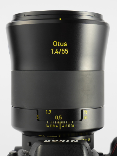 鏡胴の刻印はカールツァイスの映画用レンズを思わせる