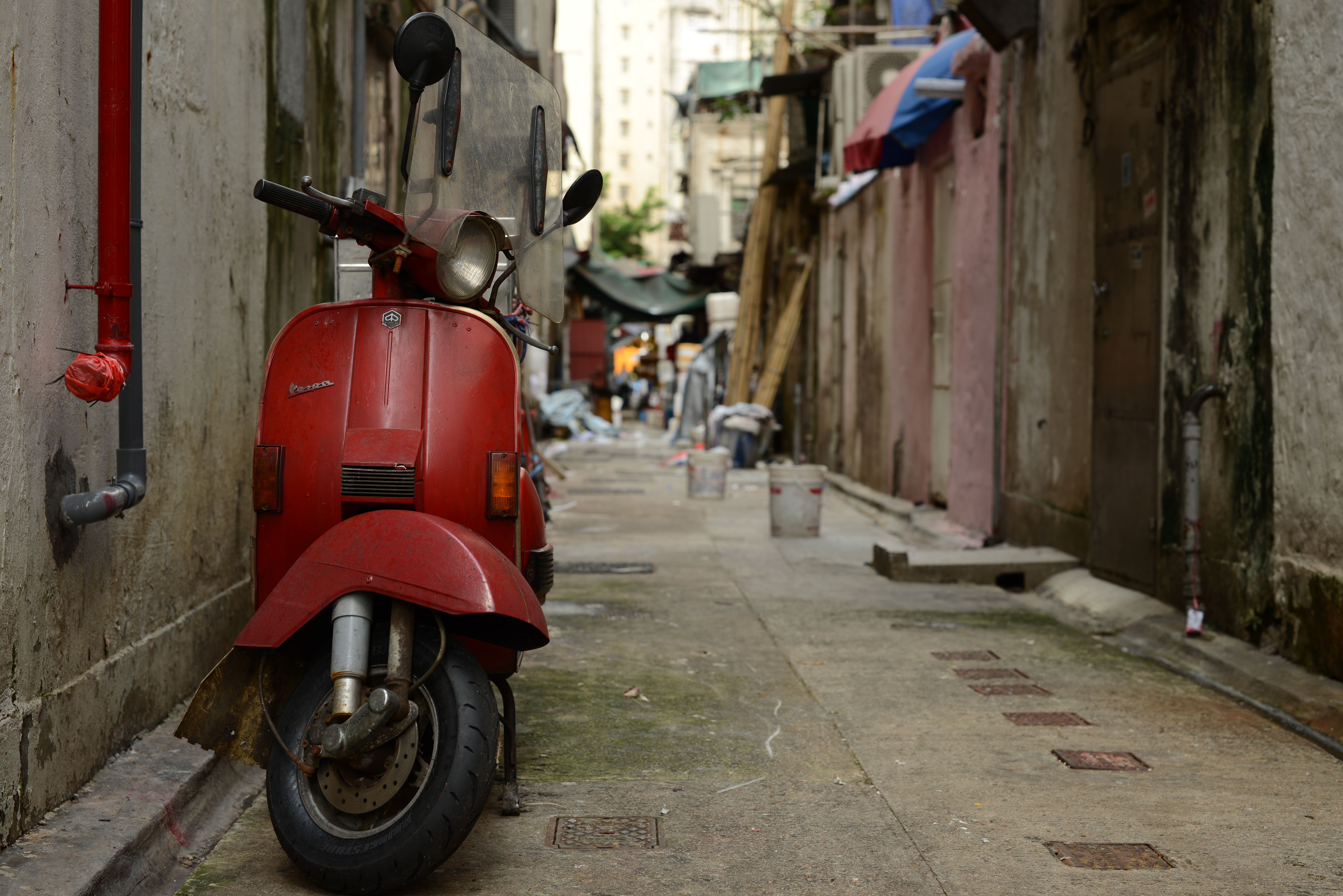 絞りF4・距離数mで撮影。香港の路地に止めてあったスクーターを撮影した。距離は約3mだったが適度なボケを得ることができた。スクーターに塗られた塗料のムラなどもしっかりと確認できる。D800E / 1/125秒 / F4 / -0.7EV / ISO100 / 絞り優先AE / 55mm