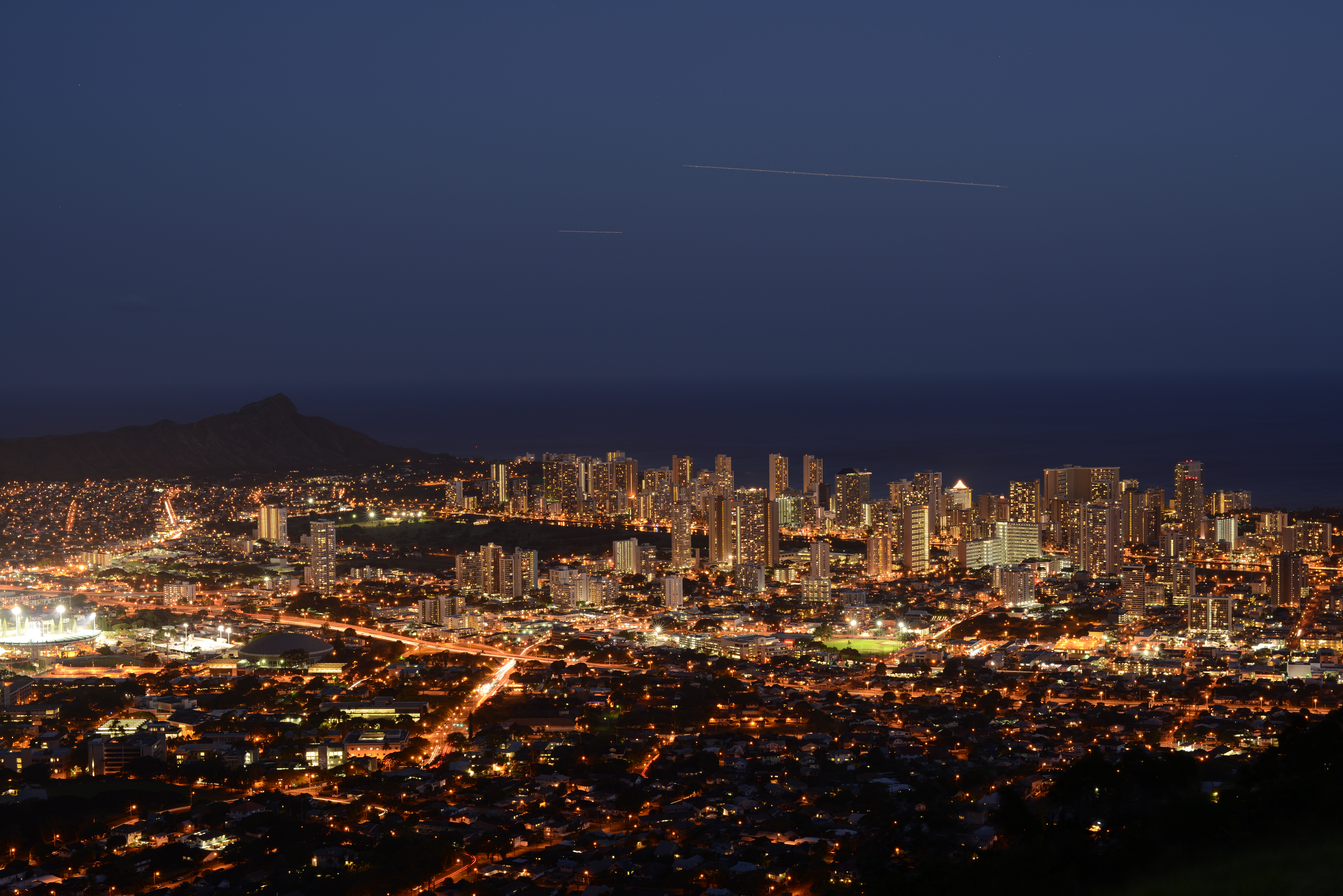 ハワイの有名な夜景スポット、タンタラスの丘からワイキキを撮影。F7.1まで絞って撮影したが圧倒的な描写力に驚かされた。画像等倍で見るとフィールドにいる人の姿まで確認することができた。フレアやゴーストも確認できない。D800E / 13秒 / F7.1 / -0.3EV / ISO100 / 絞り優先AE / 55mm