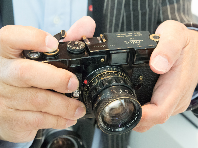 アンリ・カルティエ＝ブレッソンが所有していたというブラックペイントのM3。手にしているのは写真家のハービー・山口氏