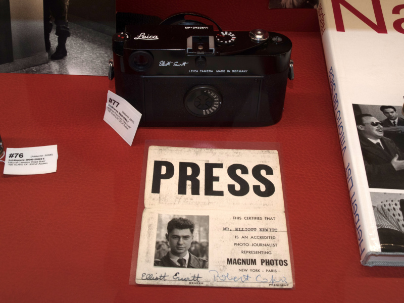 エリオット・アーウィット氏がマグナムに所属して最初のプレスパスも目玉。同オークションは全100アイテムが出品される