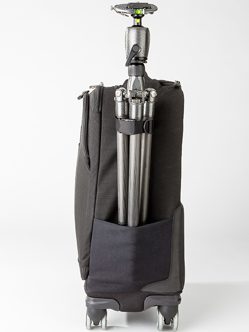 付属のストラップを用いて側面に三脚を固定できる