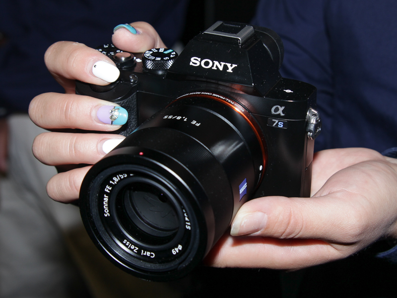 α7S。最高ISO409600の超高感度撮影に対応したフルサイズセンサー搭載Eマウント機。6月20日発売