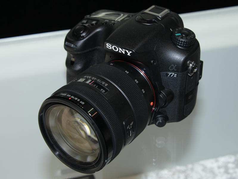 α77 II。デジタルカメラ最多の79点位相差AFセンサー（像面AFセンサーを除く）を搭載するAマウント機。6月6日発売