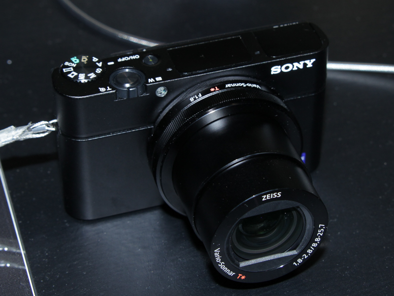 サイバーショットDSC-RX100M3（RX100 III）。24-70mm相当F1.8-2.8と明るいレンズやEVFを搭載した1型センサーのコンパクトデジタルカメラ。5月30日発売