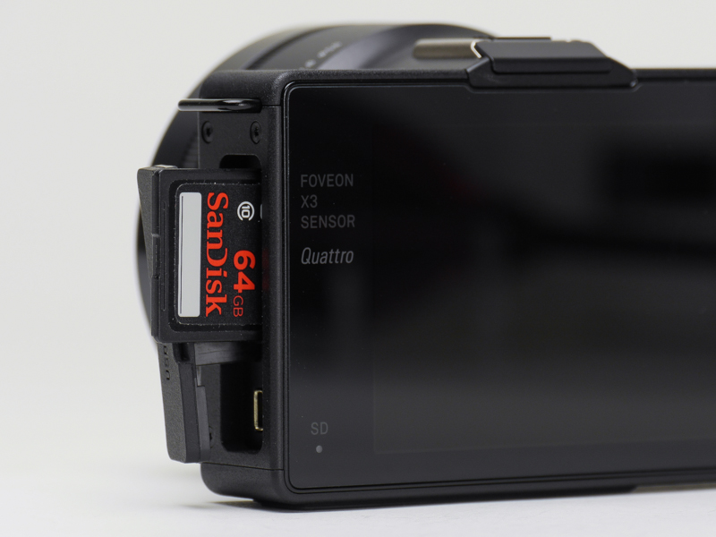 記録メディアスロットはグリップと反対側にある