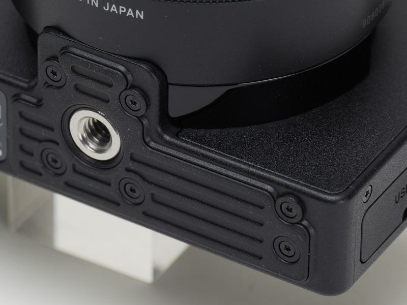 底面にはラバーを配した