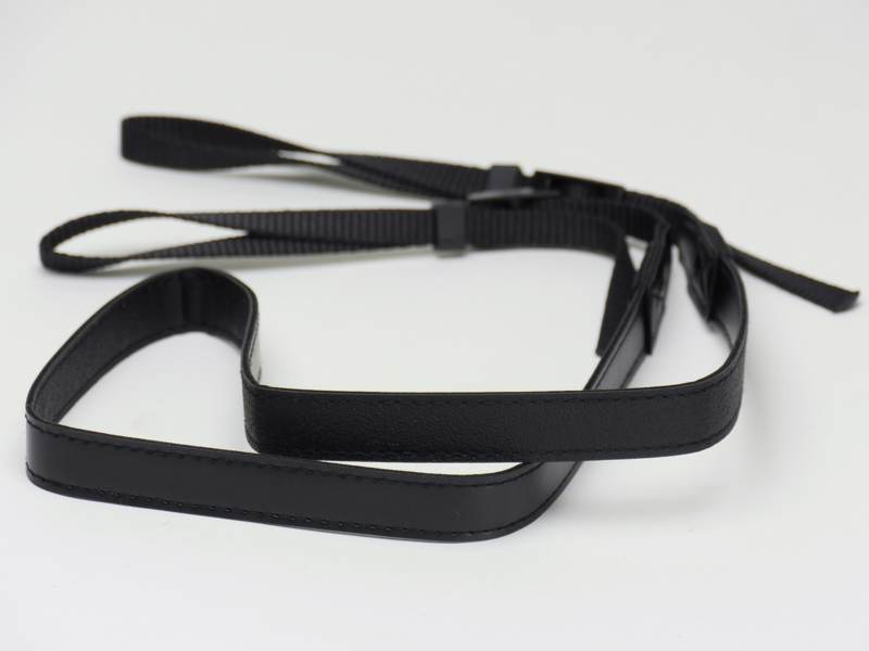 同梱のストラップ。目立つ場所にロゴは無い