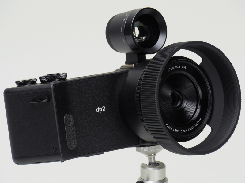 外付け光学ファインダーとフードを装着したところ