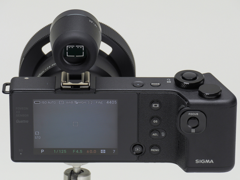 外付け光学ファインダーとフードを装着したところ