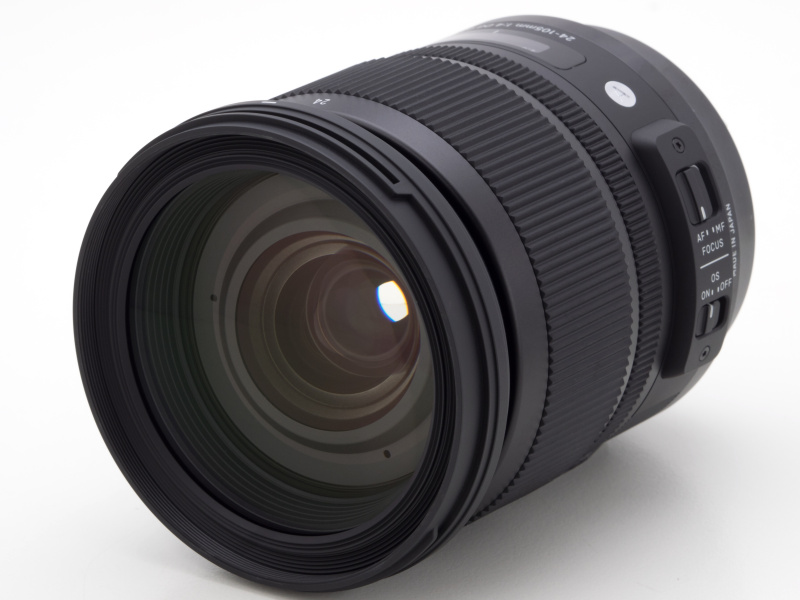 手にすると重みといっしょに剛性の高さを感じる造り。フィルター径は82mmとこのクラスとしては大きい