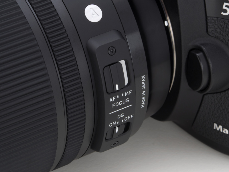 AF/MF切り替えスイッチと手ブレ補正機構のON/OFFスイッチがBOX状に鏡筒に付いている。ちょっと大きめだがそれほど疎ましくはない