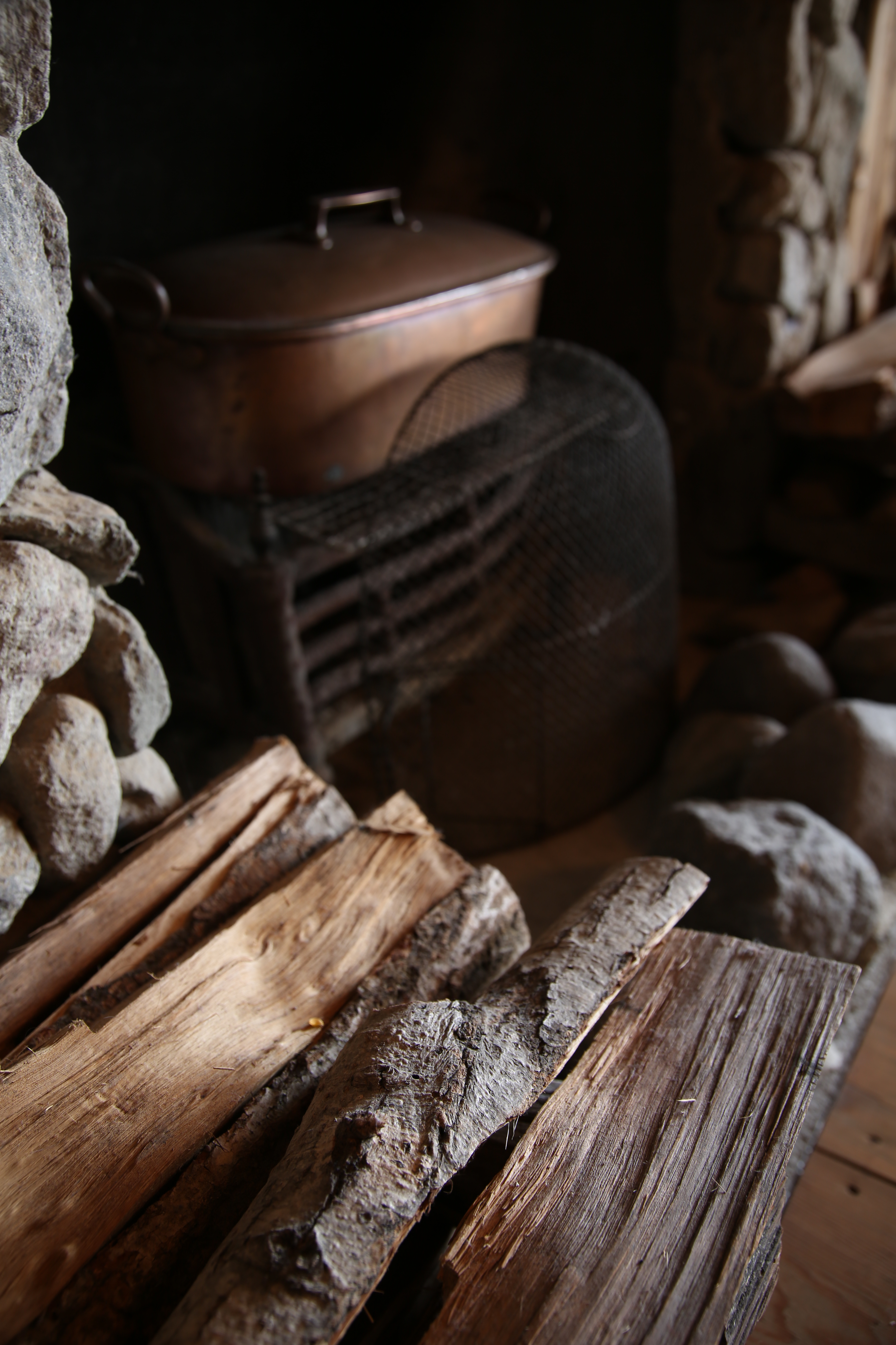 洋館の奥まった壁に作られた暖炉。部屋に馴染んだ窓からの光は柔らかく慈悲深い。生の果てとなった薪の質感をリアルに捉える。1/5秒のスローシャッターだが手ブレ補正機構のおかげで手持ち撮影でもブレずに撮影することができた。EOS 5D Mark III / 1/5秒 / F4 / 0EV / ISO100 / 31mm