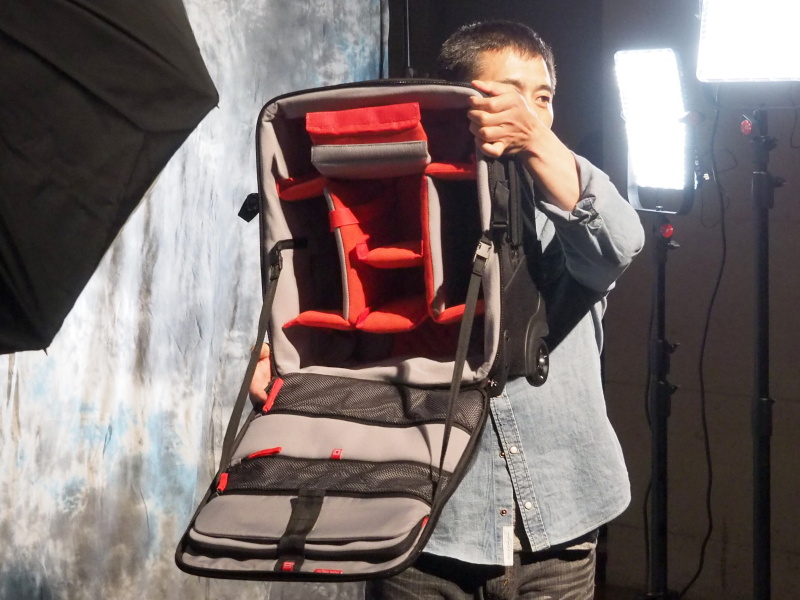 右下がローラーバッグ、右上がバックパック、左上がショルダー