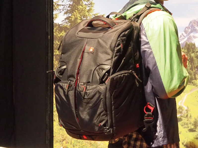 手前がスリングバックパック、奥がバックパック