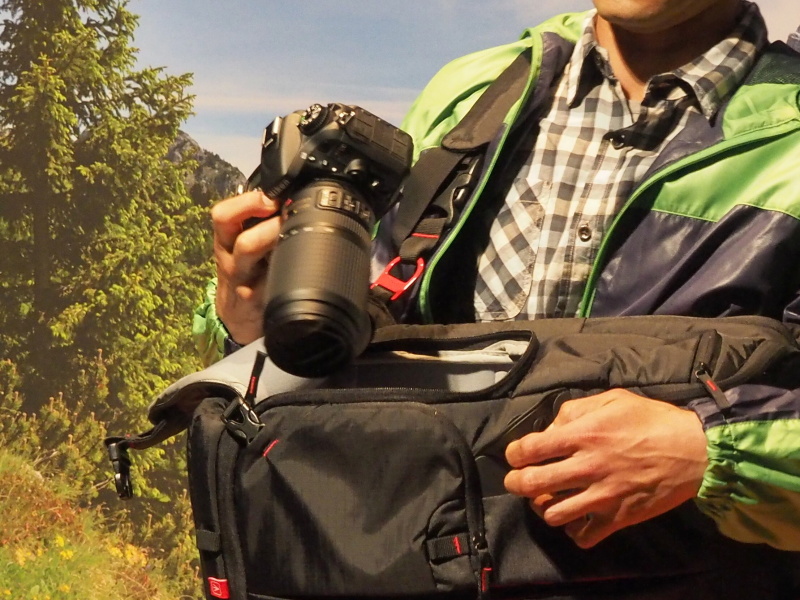 手前がスリングバックパック、奥がバックパック