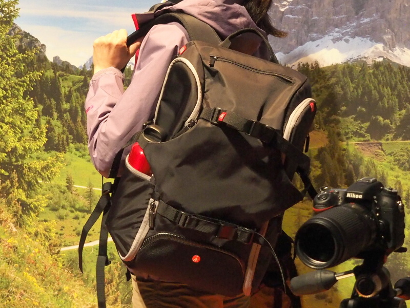 手前がスリングバックパック、奥がバックパック