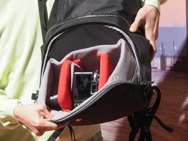 左奥がトラベルバックパック、手前右のバックパックがアクティブバックパック1