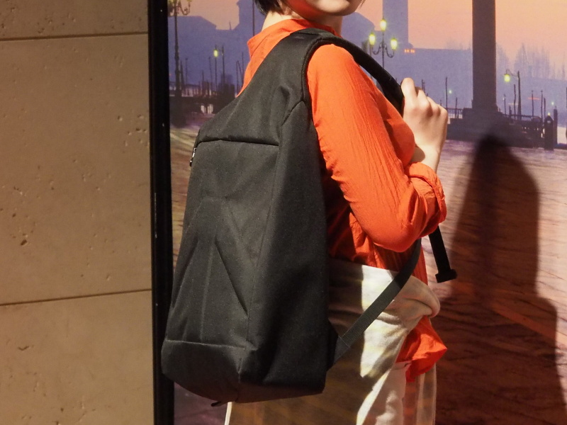 左奥がトラベルバックパック、手前右のバックパックがアクティブバックパック1