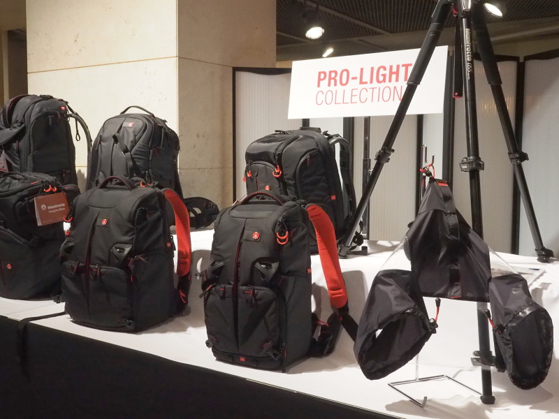 手前がスリングバックパック、奥がバックパック