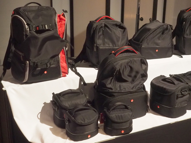 左奥がトラベルバックパック、手前右のバックパックがアクティブバックパック1