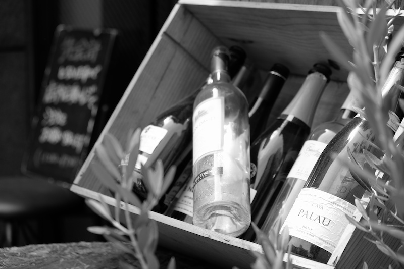 絞りを開放にして一番手前の瓶の文字が見えるようにピントを合わせました。左奥のブラックボードには日本語で文字が書いてあったので、ムードを壊さないようにボカして見せないようにしました。