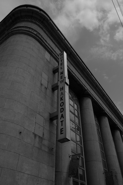 絞りをF11まで絞って建物全体をシャープに写るようにしました。雲と青空の模様と、街中であることを表したかったので電線をあえて画面内に入れ込みました。