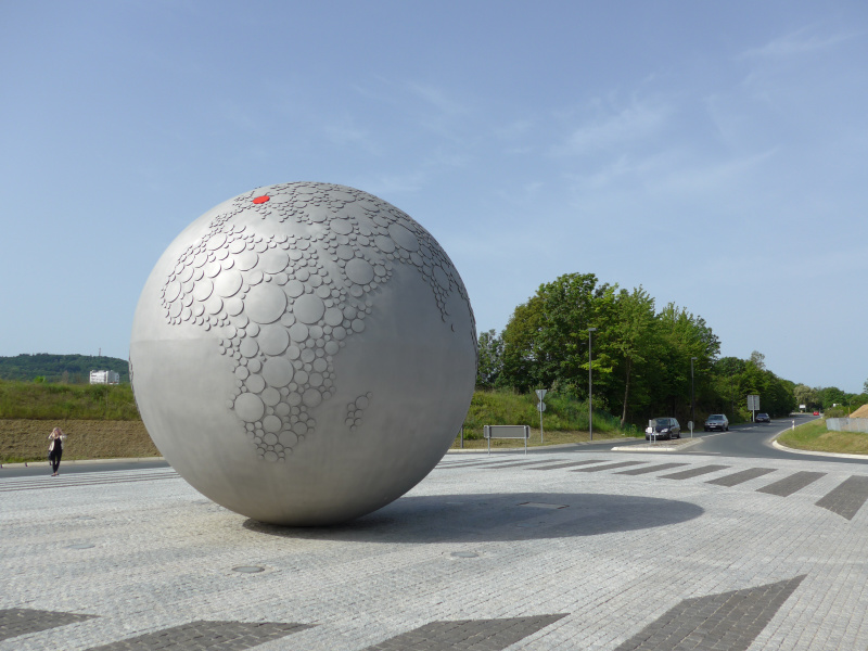 建物の正面、大きな球体が存在感を放つ