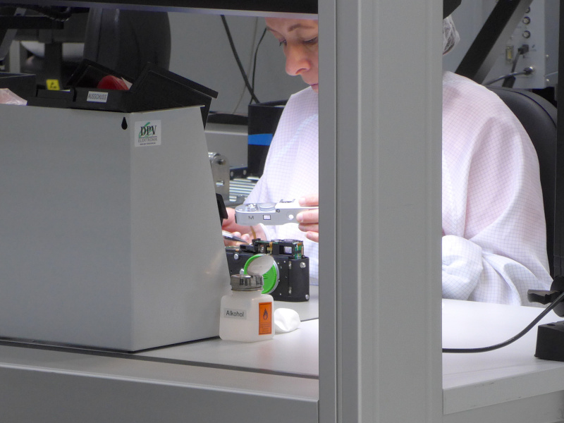 ライカMの製造ライン。右下の写真の検査工程では、Sレンズのセントラルシャッターをチェックしていた