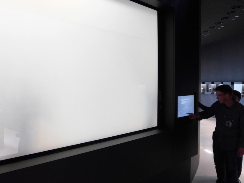 横のタッチスクリーンにメールアドレスを入力すると、30秒間だけ中が見える