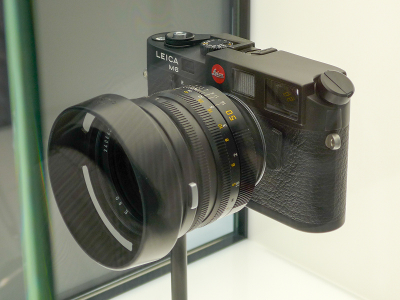 1984年登場のライカM6は「クラシックなM型デザインに露出計を内蔵した初のモデル」という説明
