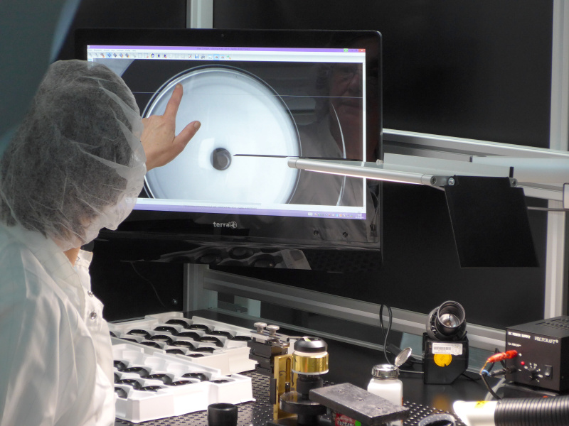 レンズ側面の墨入れ（反射防止）。モニター上の指差している部分を確認しながら行なう