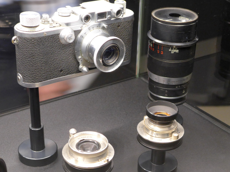 1935年の製品群。左上から時計回りに、エルマー50mmを装着したライカIIIa、タンバール90mm（フィルター装着でソフトフォーカスとなる稀少レンズ）、スナップショットエルマー、ヘクトール28mm F6.3。