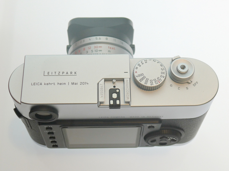 こちらもライツパーク限定のライカMモノクローム。シルバークロームを採用