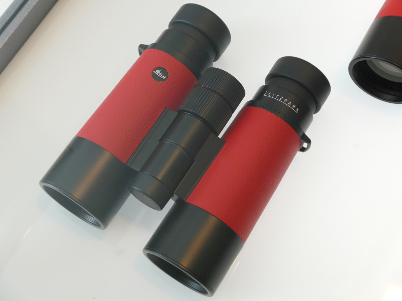 双眼鏡も、赤レザー・黒バッジの組み合わせ