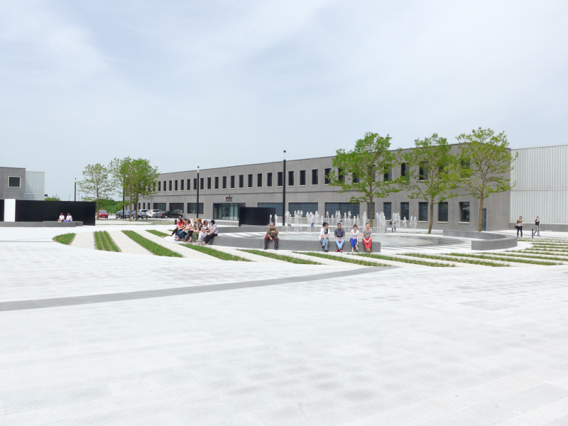 広々とした建物前のスペース