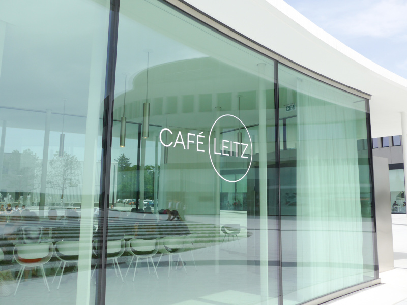 社屋内にレストランを持つが、建物の外にも「ライツカフェ」を併設している