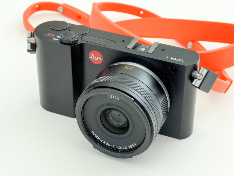 ライカTの製品担当者が、国内未発売のブラックモデルを手にしていた