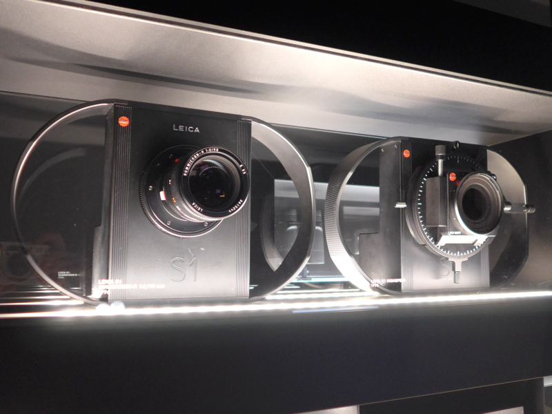 ライカS1（左）と、ティルトアダプターを装着したS1ハイスピード（右）