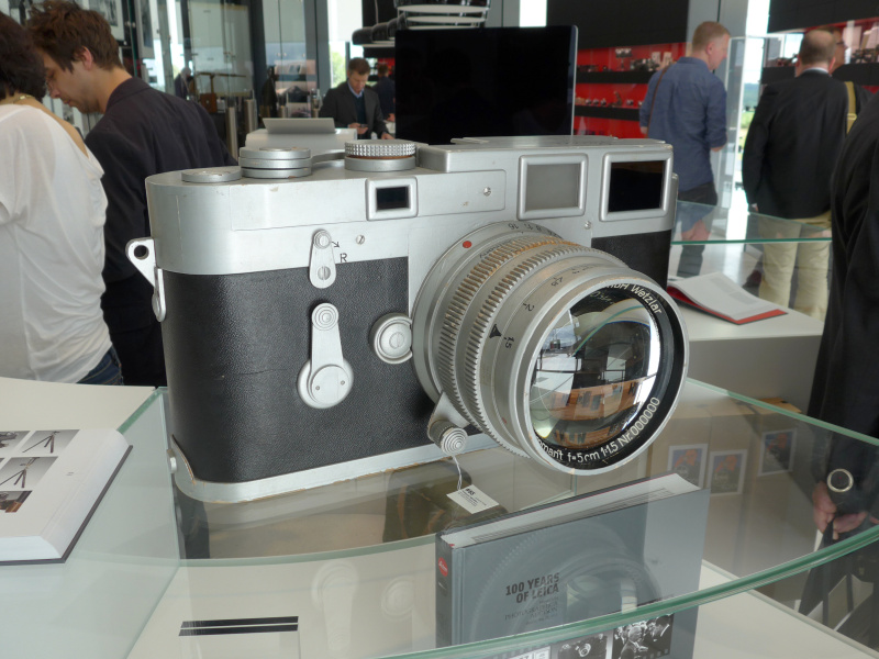 これはグッズではなく、オークションに出る特大のM3だった