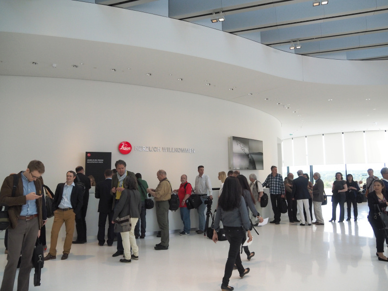 新社屋のエントランスを入ったところ。世界各国から訪れたプレスで賑わっていた